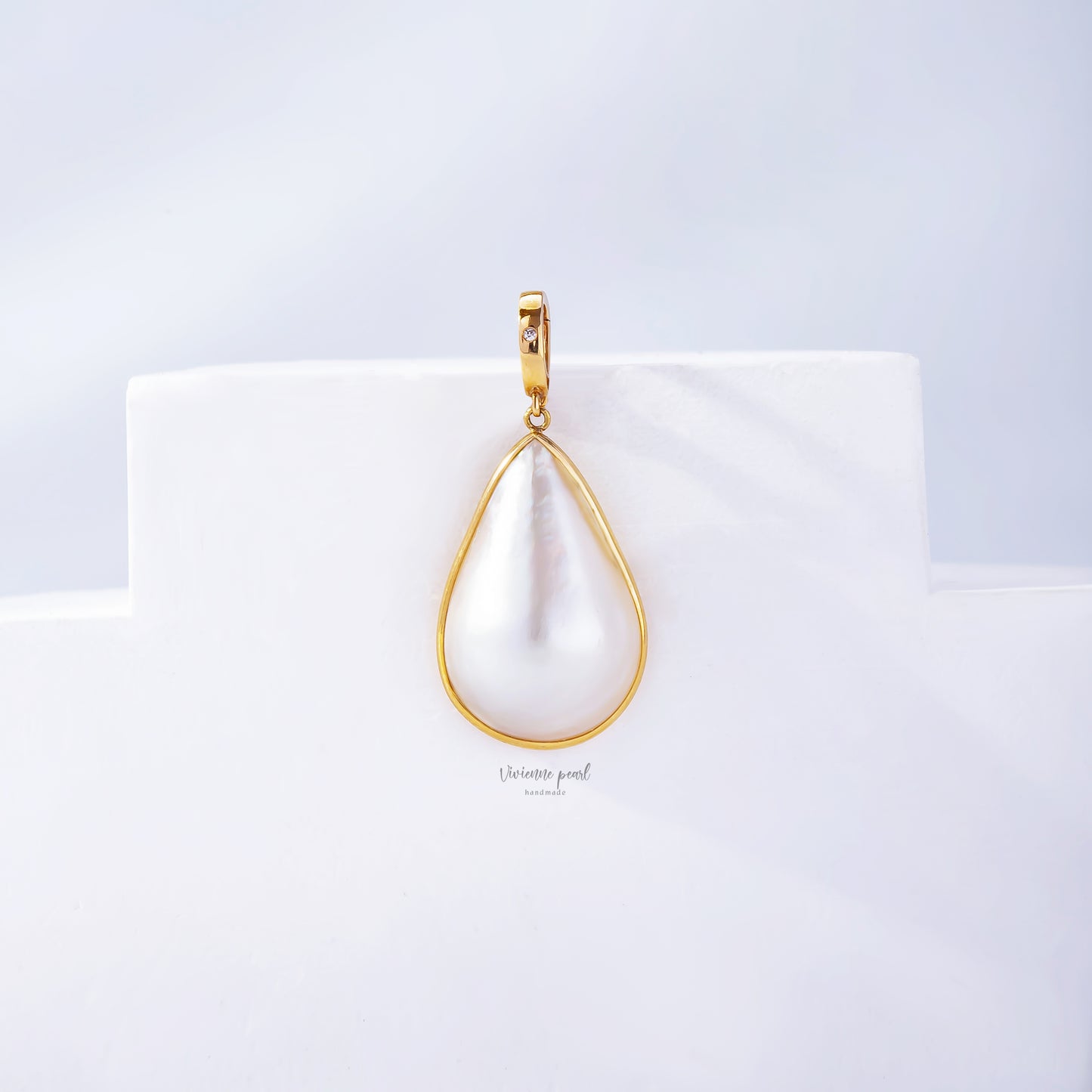 Drop shape  pendant (only) White Mabey 18K gold-PS906