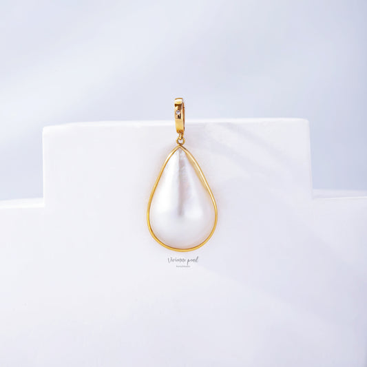 Drop shape  pendant (only) White Mabey 18K gold-PS906